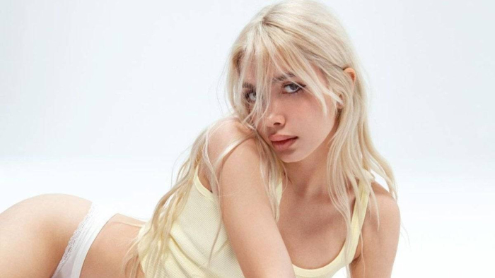 Bir süredir sahnelerden Ses tellerinde yaşadığı  sıkıntılardan dolayı uzak olan Aleyna Tilki, sahnelere döneceği tarihi açıkladı.